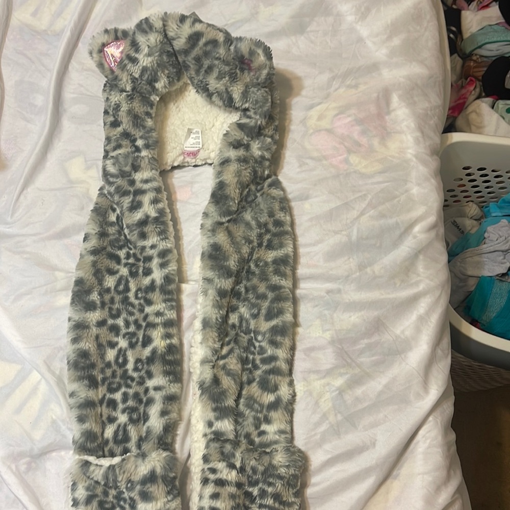 Hat scarf with pockets for your hand